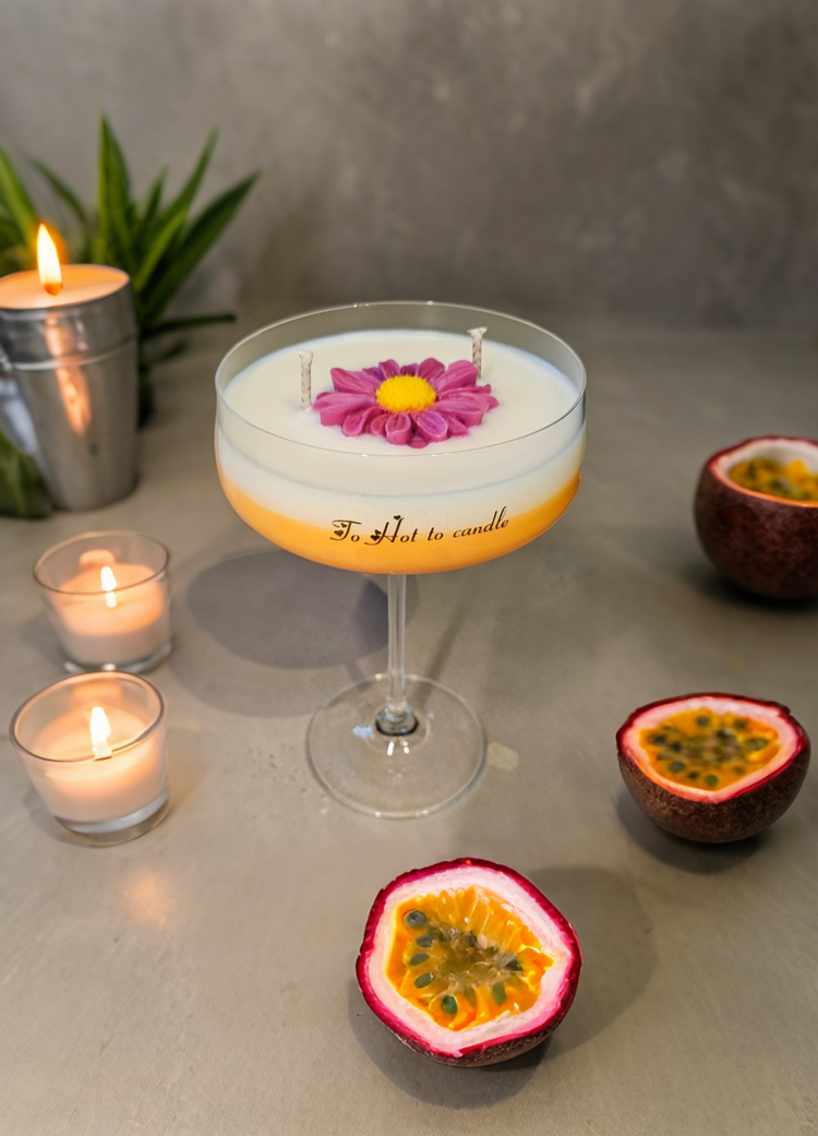 Stijlvolle citroengeurkaars gepresenteerd als cocktail, omringd door kaarslicht en frisse citroenaccenten - elegant en rustgevend.