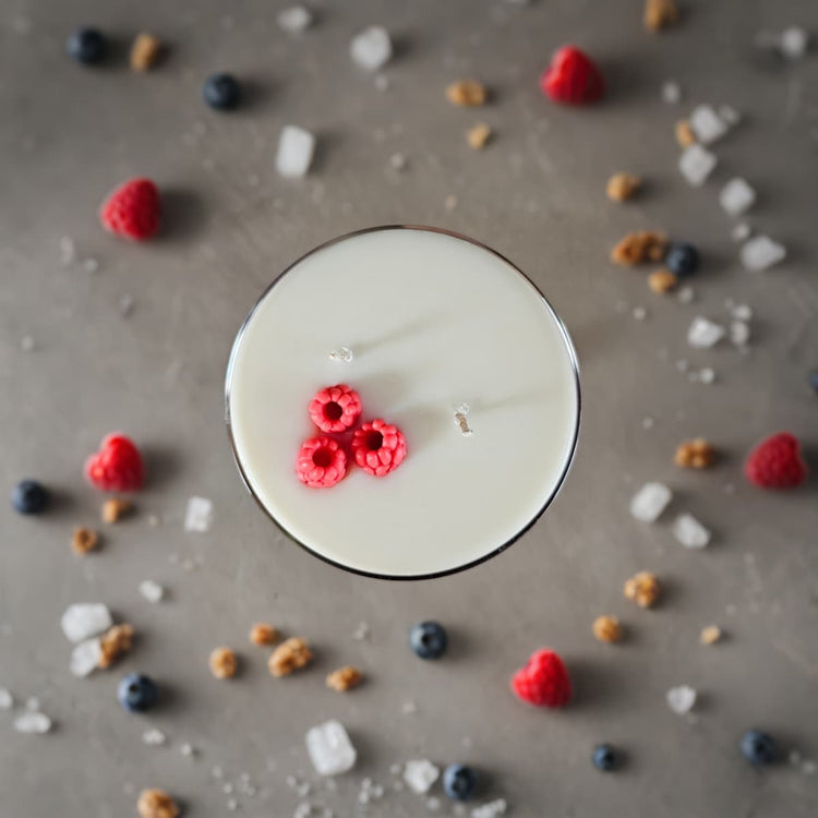 Frambozen cocktail Geurkaars bovenaanzicht met fruit decoratie