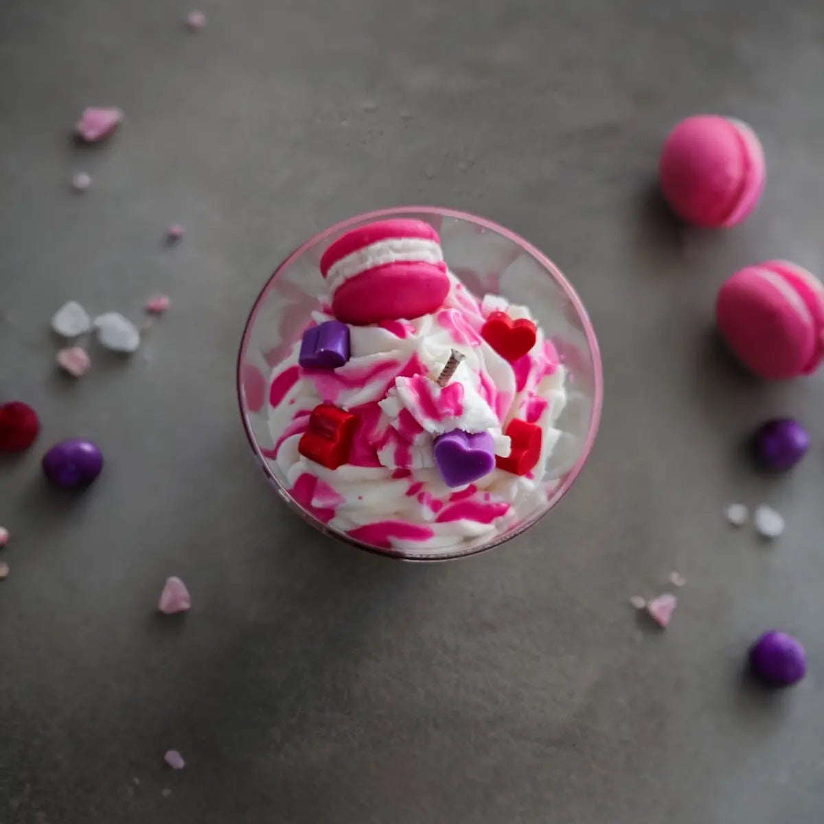 Pink Lady kaars met gekleurde snoepjes en swirl topping - speelse presentatie