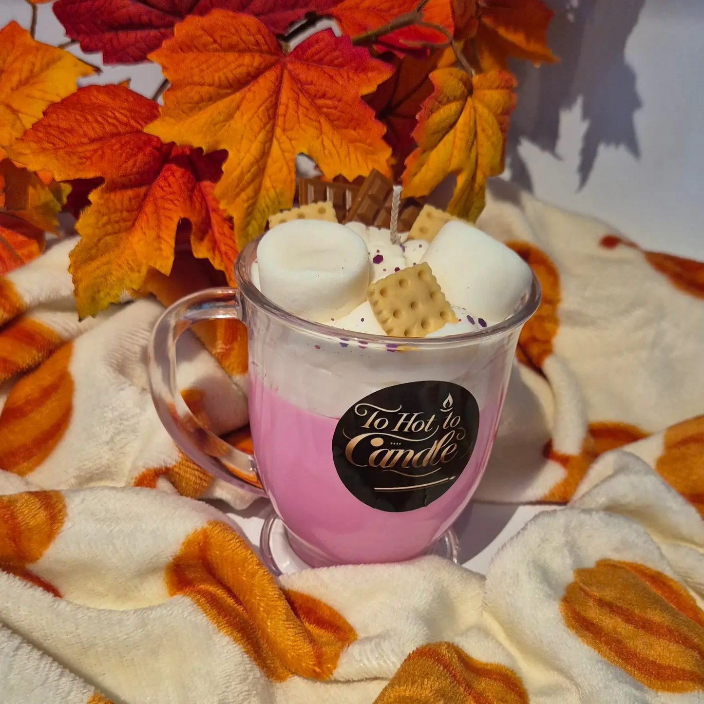 Romige witte topping met marshmallow-uitstraling op een herfstkaars