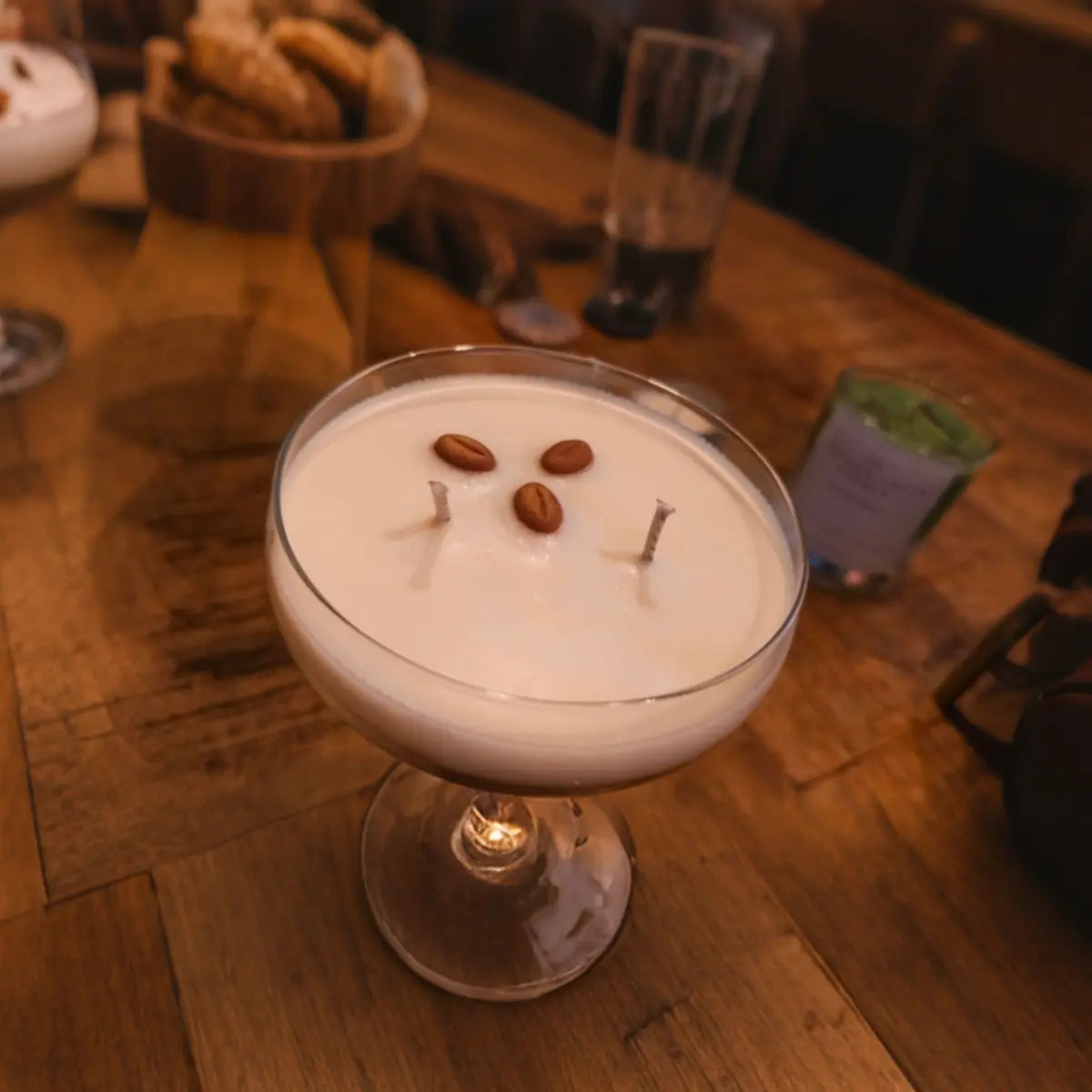 Geurkaars in martini-vorm met realistische koffielaag en koffiebonen