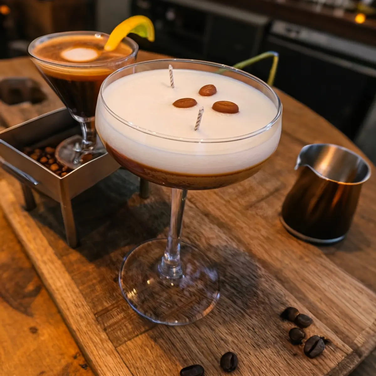 Espresso martini geurkaars met koffiebonen op houten tafel