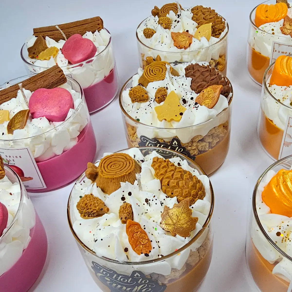 Luxe herfst geurkaarsen van ToHotToCandle® met roomachtige topping, decoratieve blaadjes en dennenappels in glas sfeervolle limited edition Pumpkin Sparks en Sweet Spice varianten.