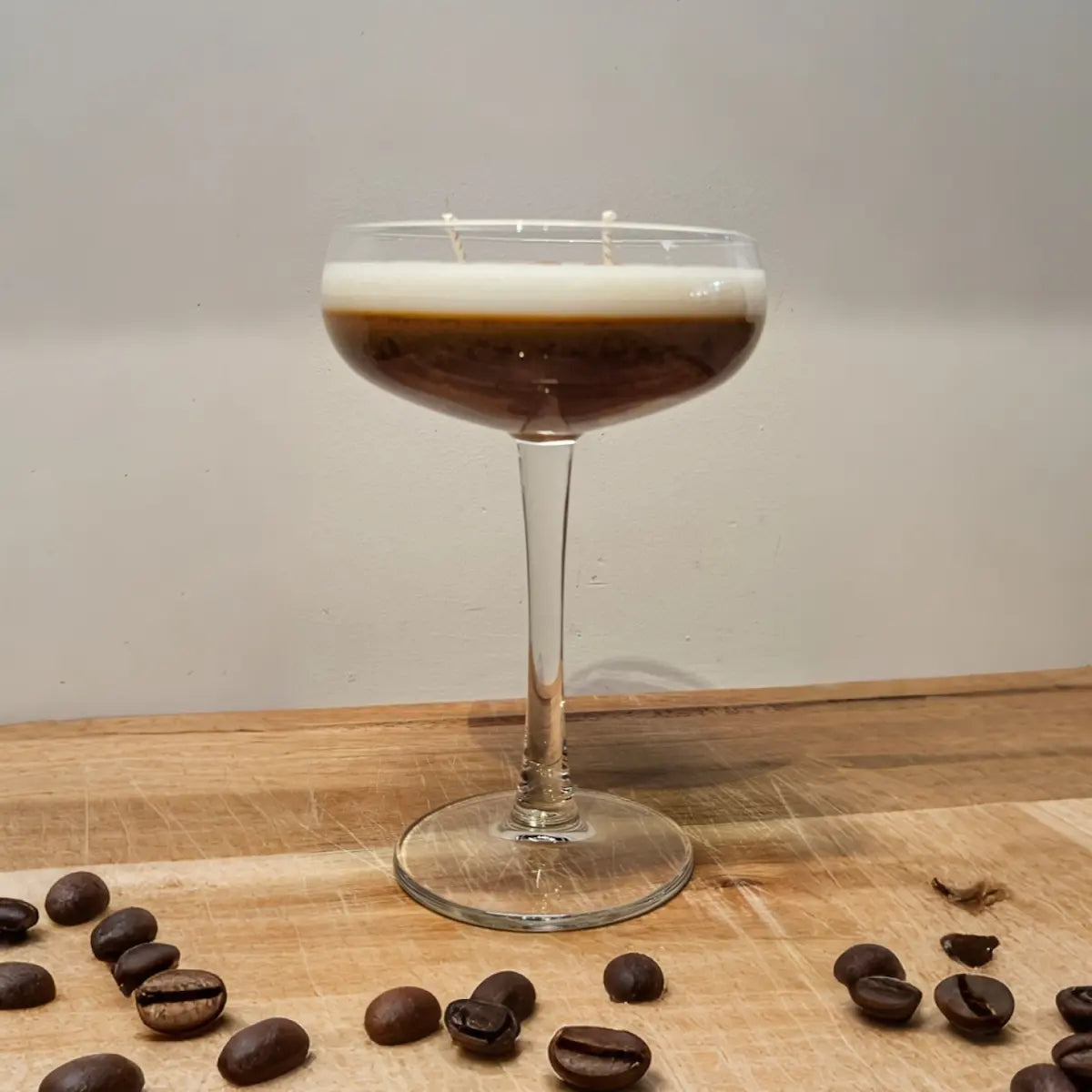 Espresso martini geurkaars in elegant glas serveerplank met koffie decor