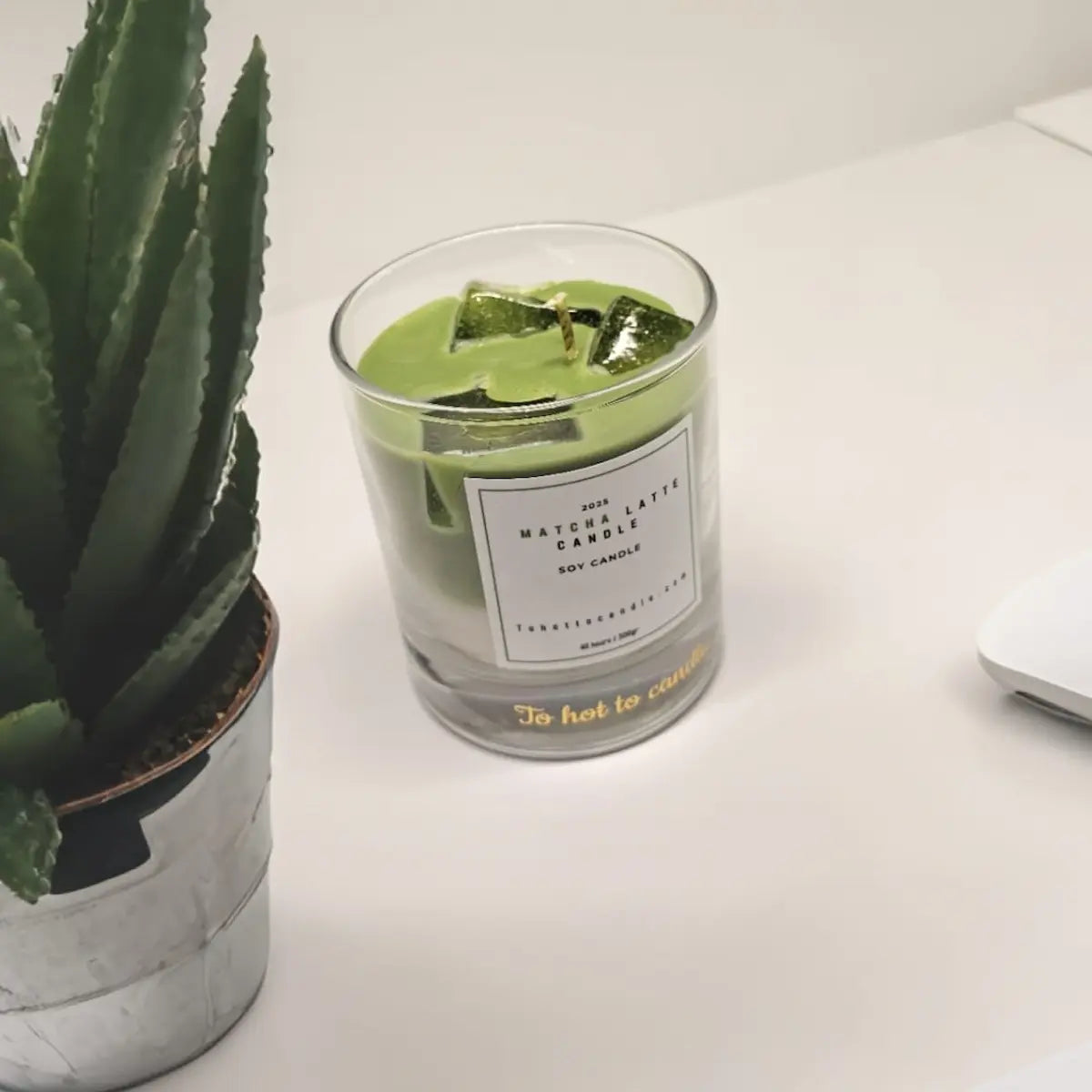 Matcha kaars met fris wit decor en plantje