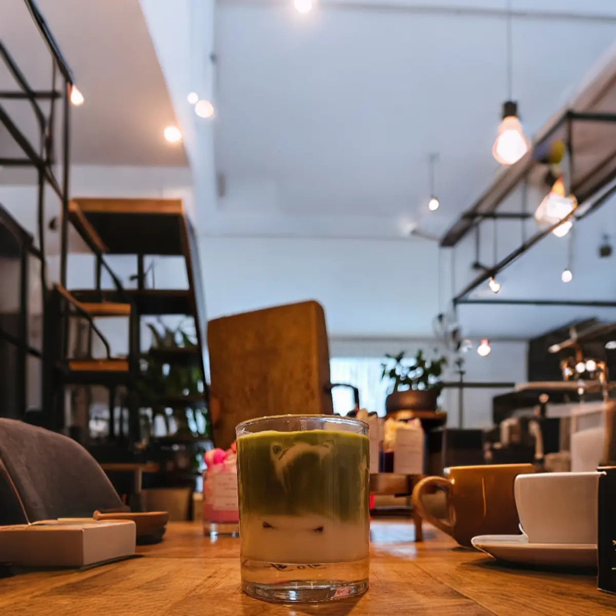 Matcha latte kaars met iced tea glas ernaast