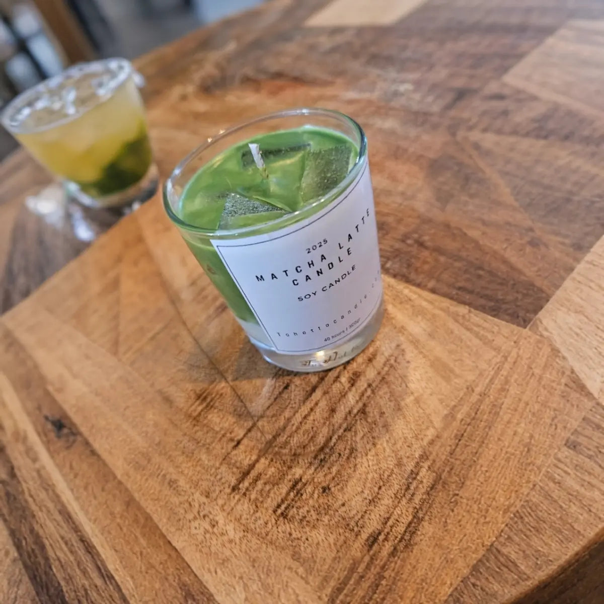 Matcha geurkaars op tafel in horeca sfeer