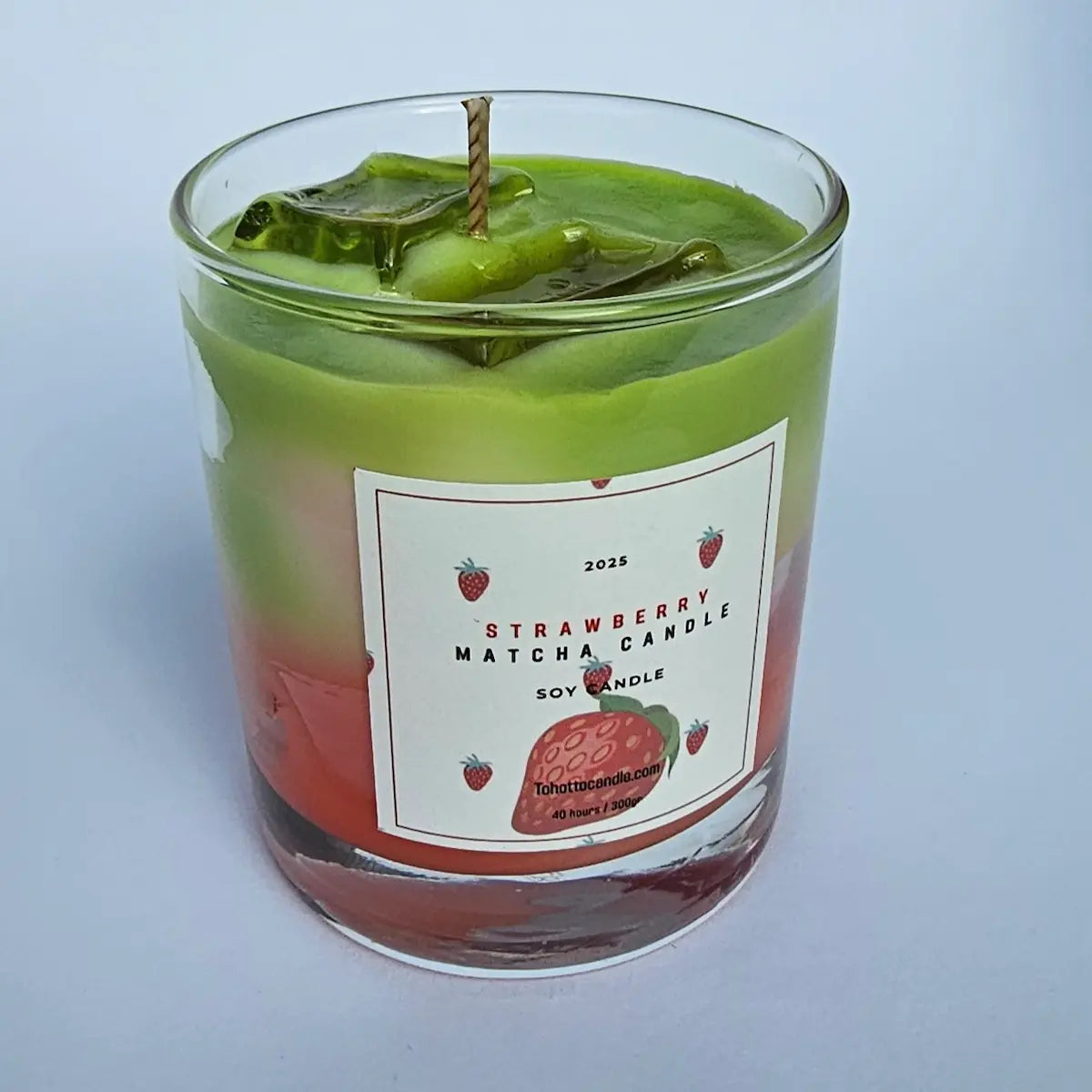 handgemaakte strawberry matcha met witte achtergrond