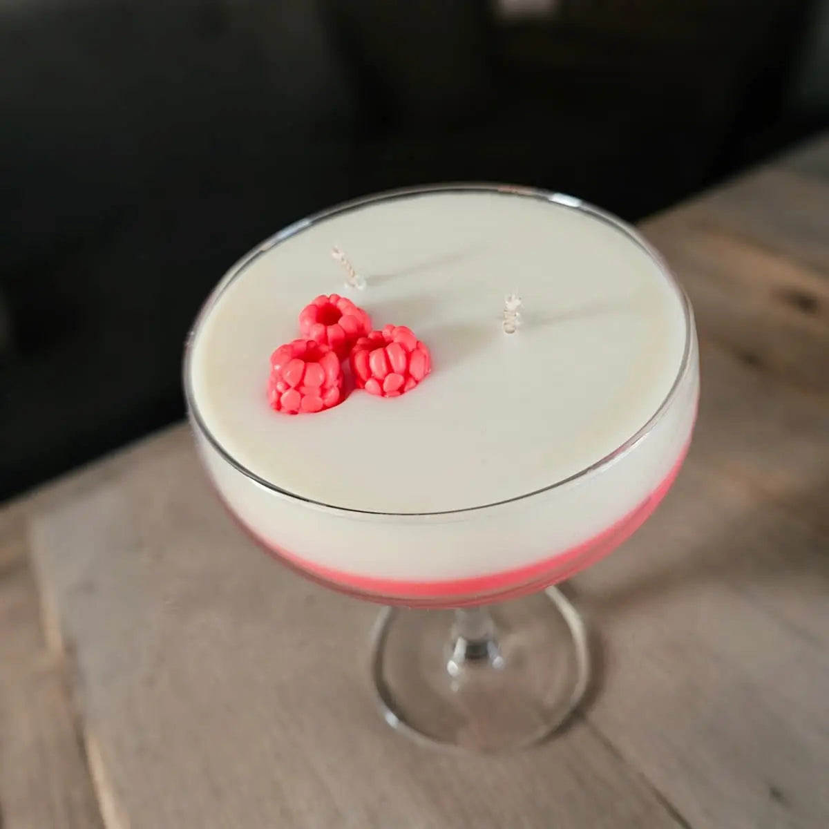 clover-club-geurkaars-cocktailglas-framboos-bovenaanzicht