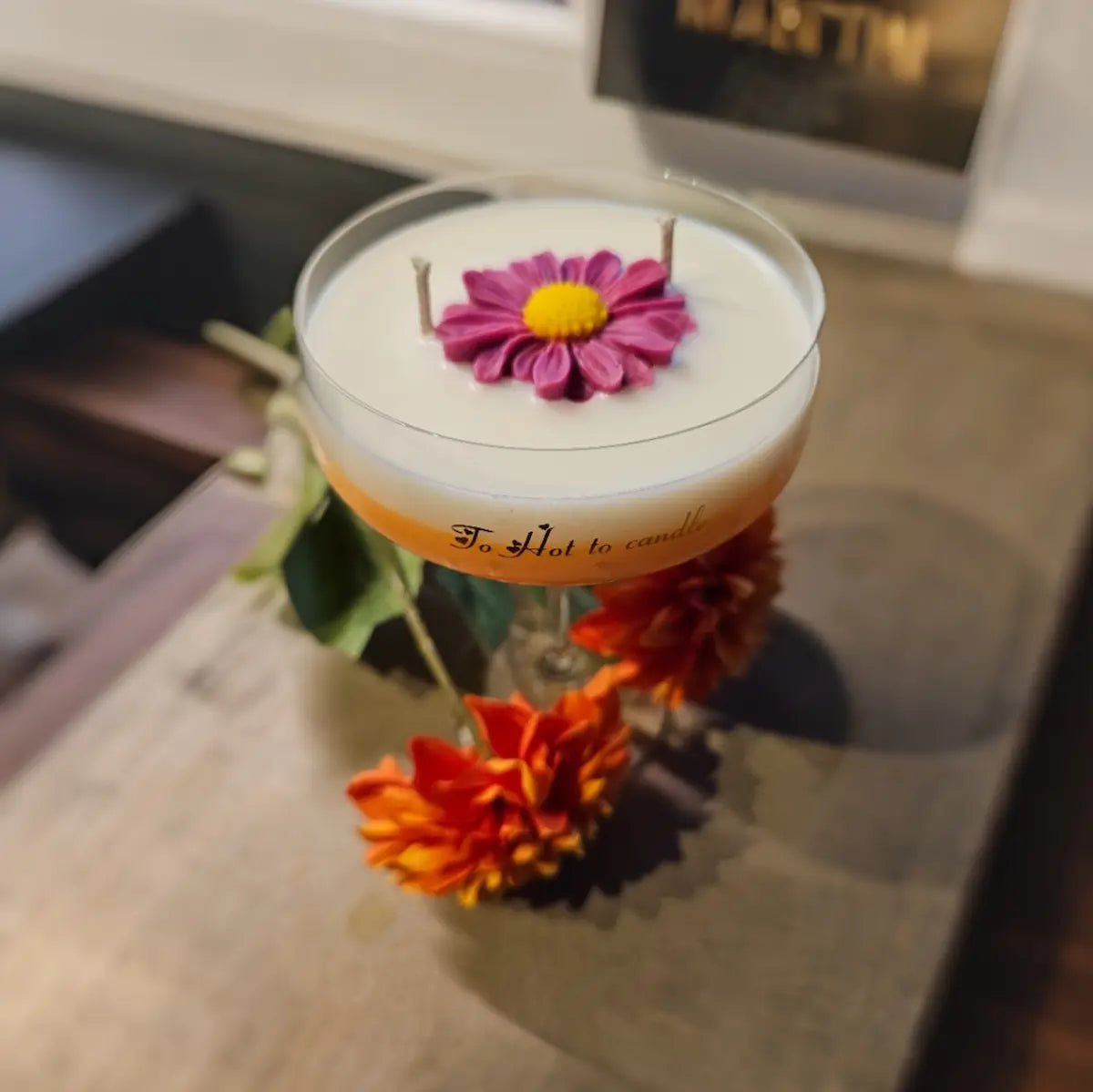 Luxe geurkaarsen in cocktailvorm met bloemdecoratie gemaakt van sojawas
