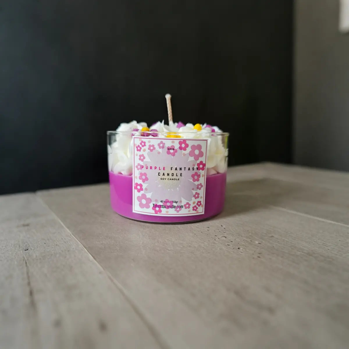 aarse sojakaars met bloemensticker op houten tafel in minimalistisch interieur.
