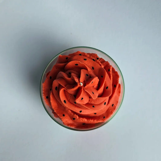 Bovenaanzicht van de Groovy Meloenie sojakaars met spiraalvormige roze topping.