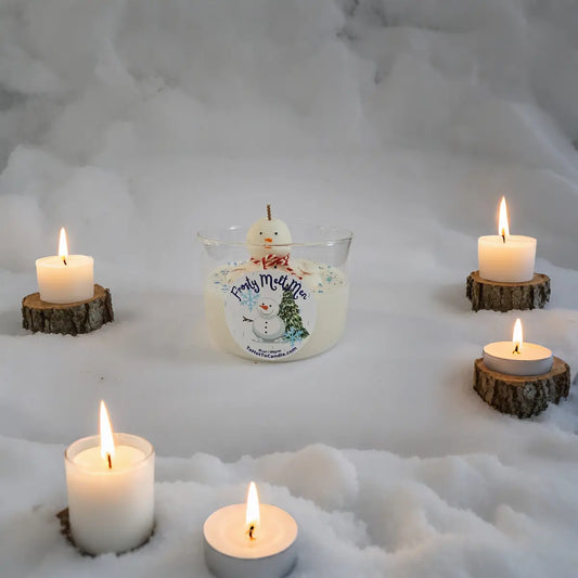 Bovenaanzicht van Frozy Melt Man kaars geurloze kerstkaars met sneeuw en dennenappels, omringd door brandende waxlights