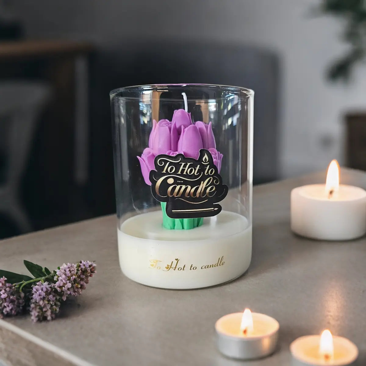 Paarse bloemgeurkaars op tafel, ideaal voor ontspannen avonden