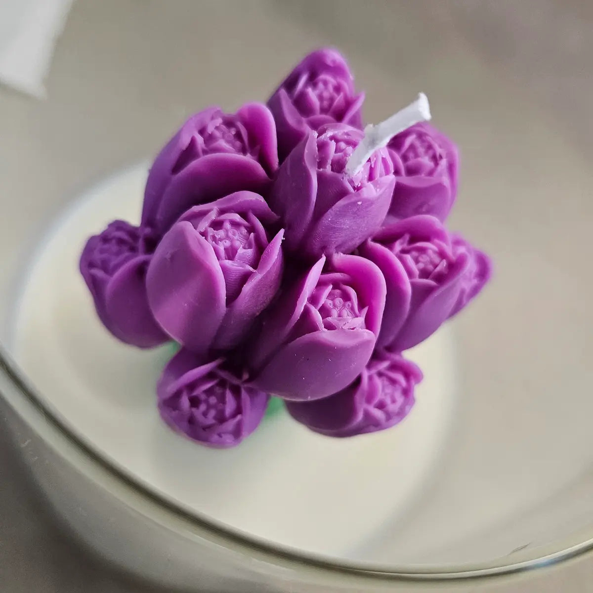 Paarse bloemkaars decoratieve kaars in glazen pot