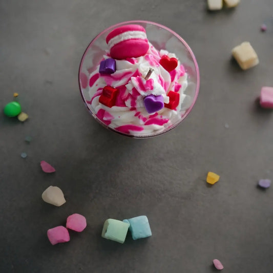 Pink Lady geurkaars in glas sfeervol met roze kaarsen en stoffen decor