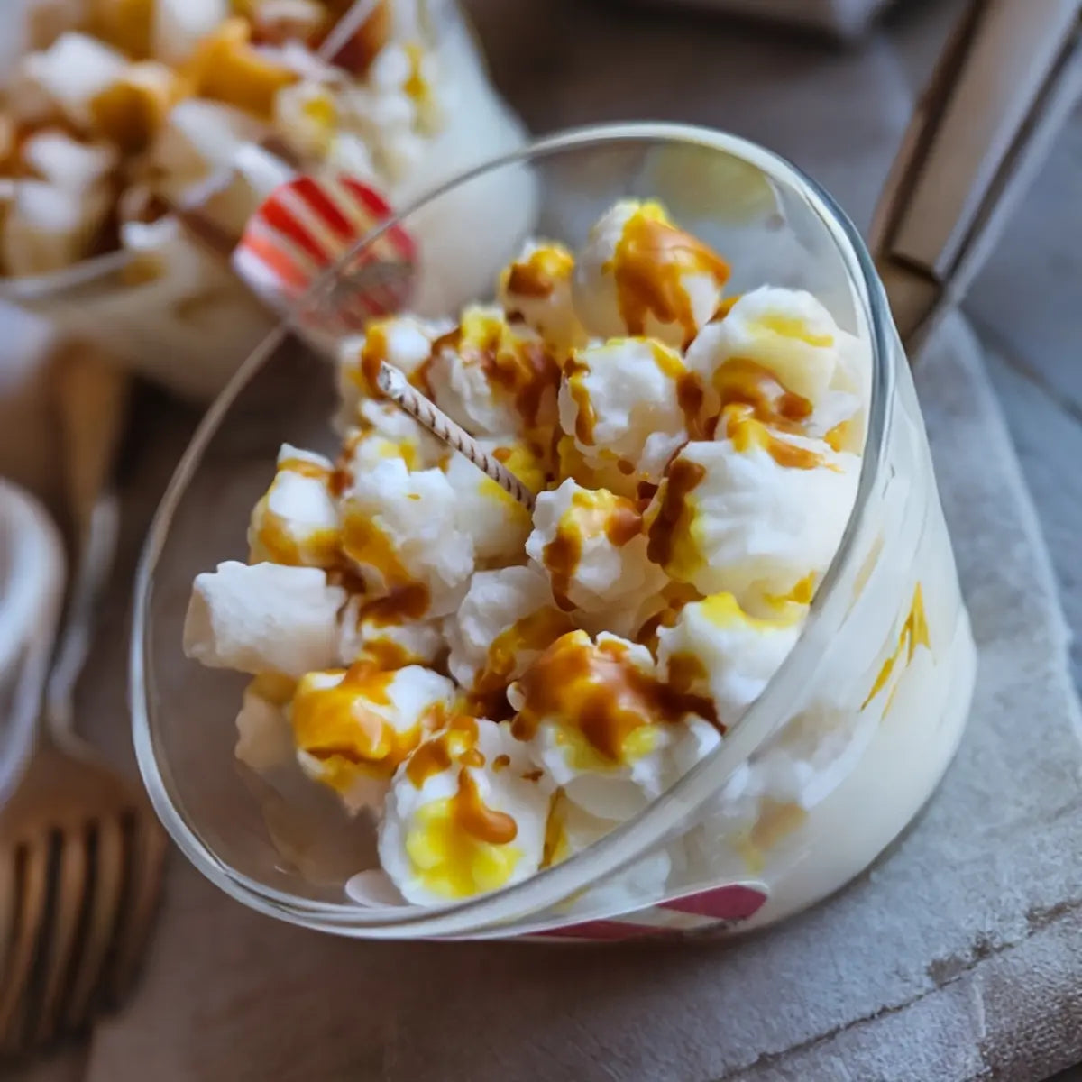 Popcorn karamel kaars met realistische look decoratief tijdens etentjes