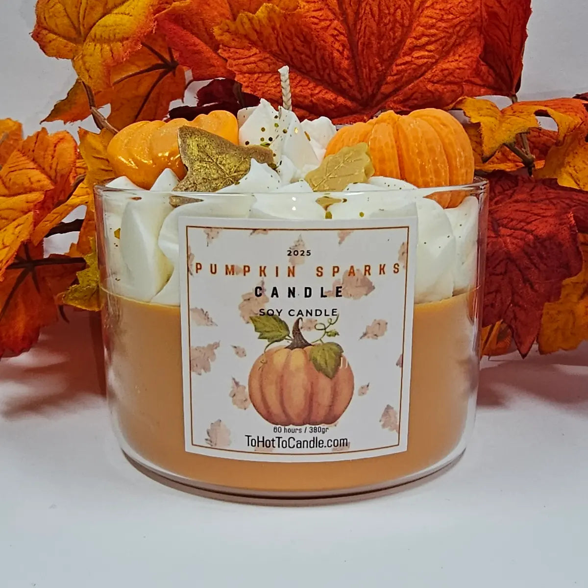 Pumpkin Sparks Geurkaars in herfstinterieur met bladeren en warme tinten