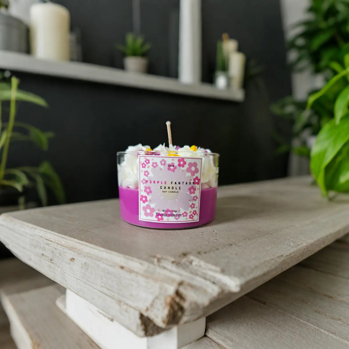 Duurzame geurkaars met bloemendesign voor een natuurlijke sfeer in huis.