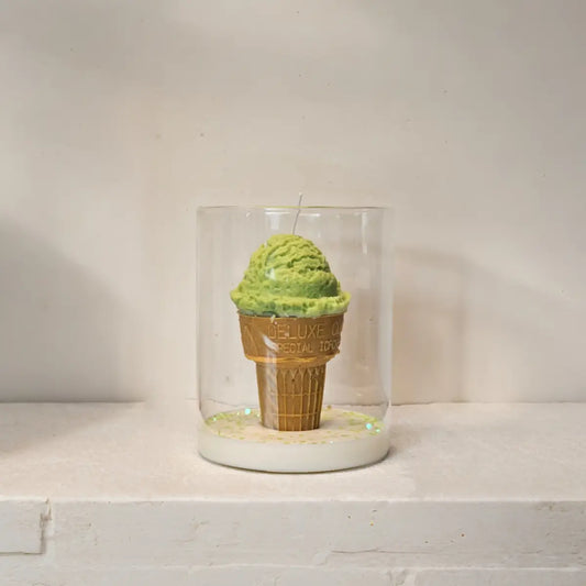 Creatieve ijsco-kaars van sojawas speels en decoratief