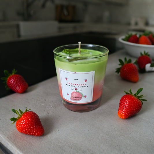 Sojakaars met matcha en aardbei in keukenomgeving, omringd door aardbeien.