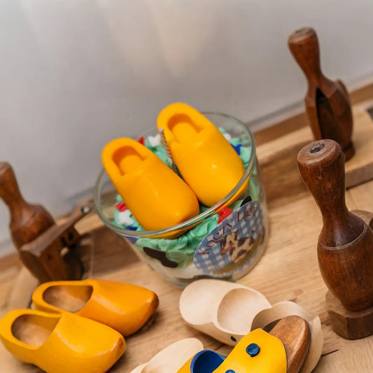 Koezy Light kaars met klompjes Hollands design met karakter