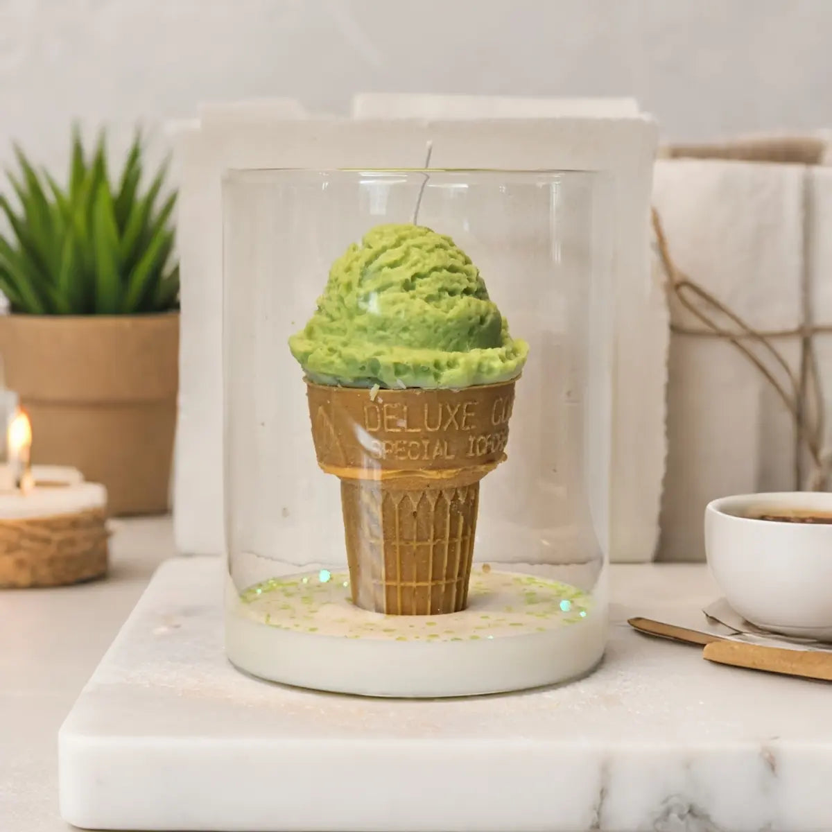 Verfrissende groene ijsco-kaars in glas zomerse eyecatcher