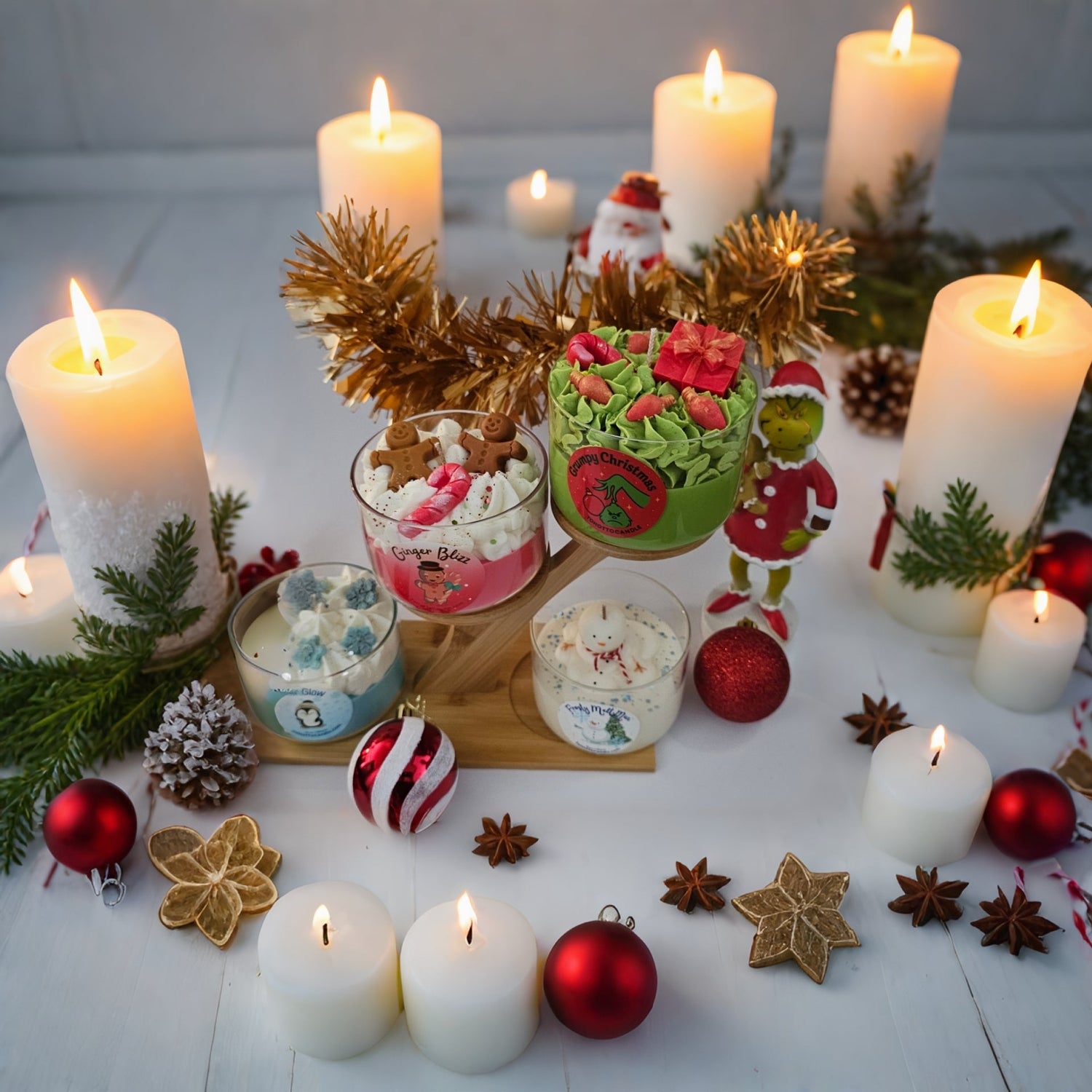 Luxe kerst geurkaarsen van ToHotToCandle met winterse decoratie, dennen en gouden accenten