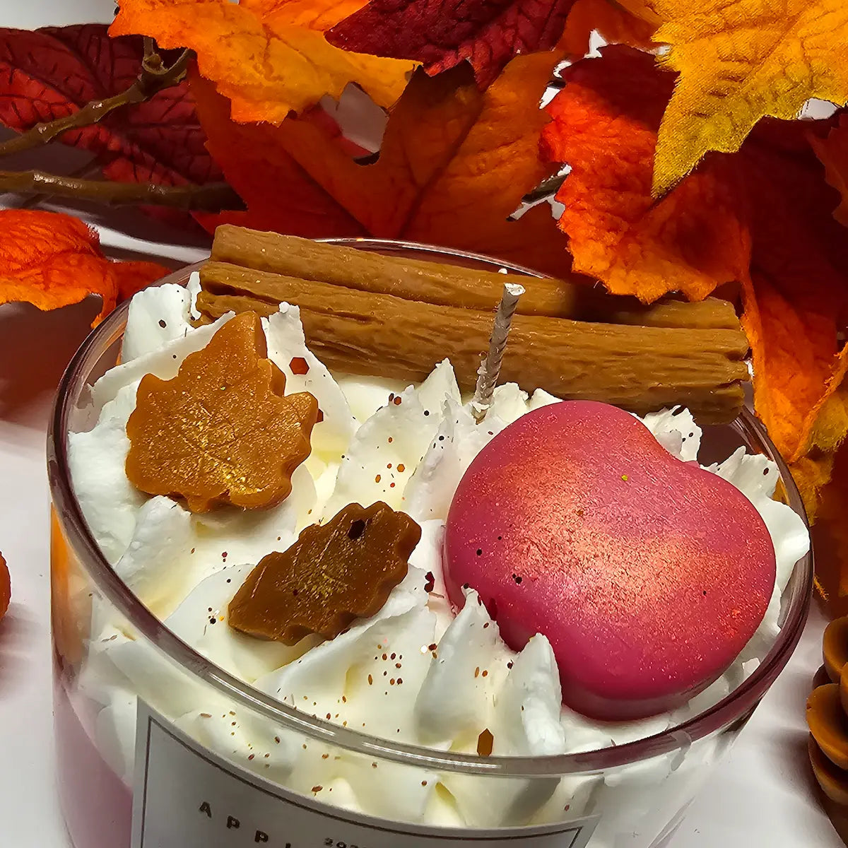 Handgemaakte sojakaars met zoete appel en kruidige kaneelgeur, ideaal voor het najaar