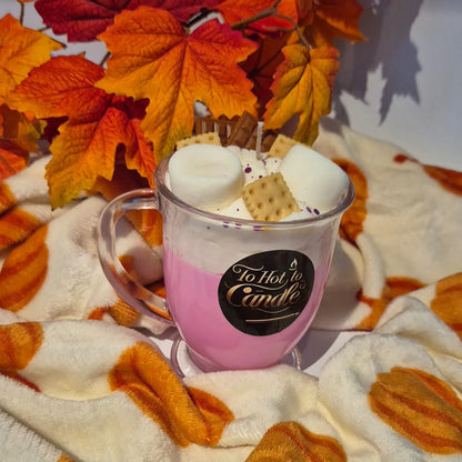 Romige witte topping met marshmallow-uitstraling op een herfstkaars