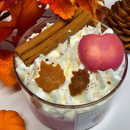 Geurkaars met de geur van appel en kaneel in glazen pot