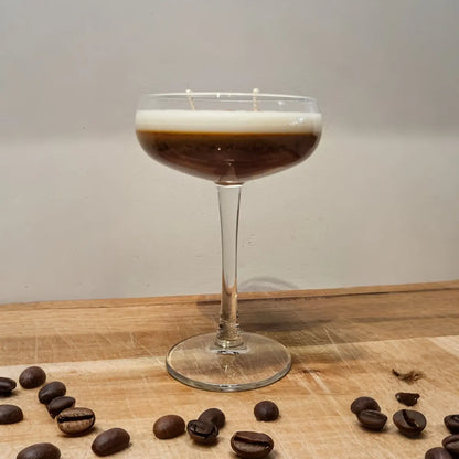 Espresso martini geurkaars in elegant glas serveerplank met koffie decor
