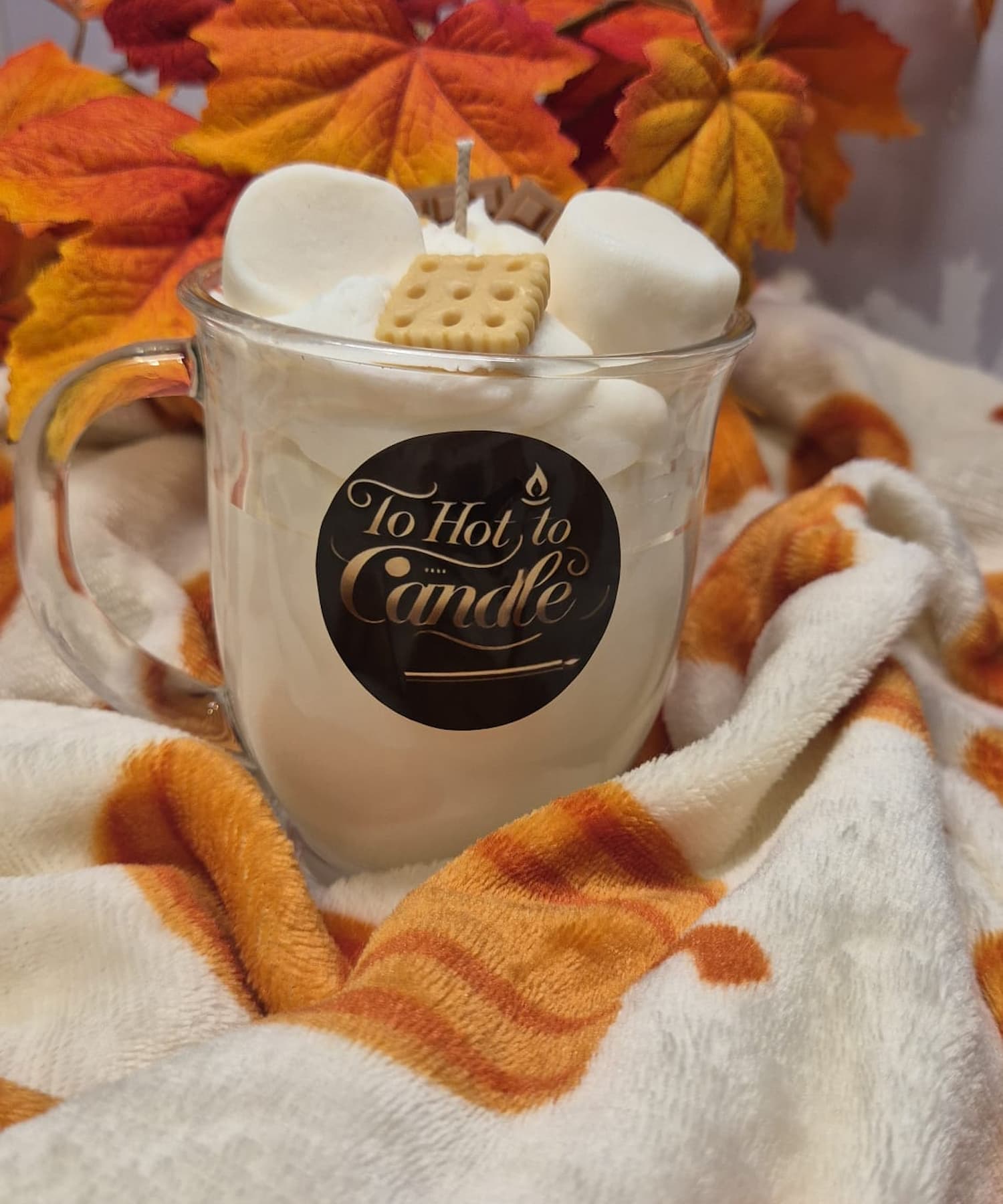 Witte marshmallow-achtige topping op geurkaars