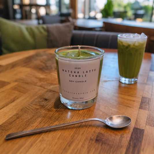 Geurkaars met matcha topping op houten tafel