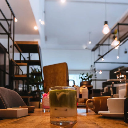  Matcha latte kaars met iced tea glas ernaast