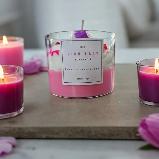 Pink Lady kaars met macarons en roze topping