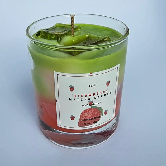 Strawberry Matcha geurkaars in glazen pot met groene en roze was