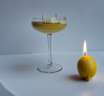 Zijaanzicht van handgemaakte citronella geurkaars in cocktailglas met citroenstijl