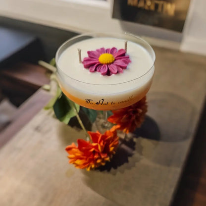 Luxe geurkaarsen in cocktailvorm met bloemdecoratie  gemaakt van sojawas