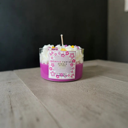 aarse sojakaars met bloemensticker op houten tafel in minimalistisch interieur.