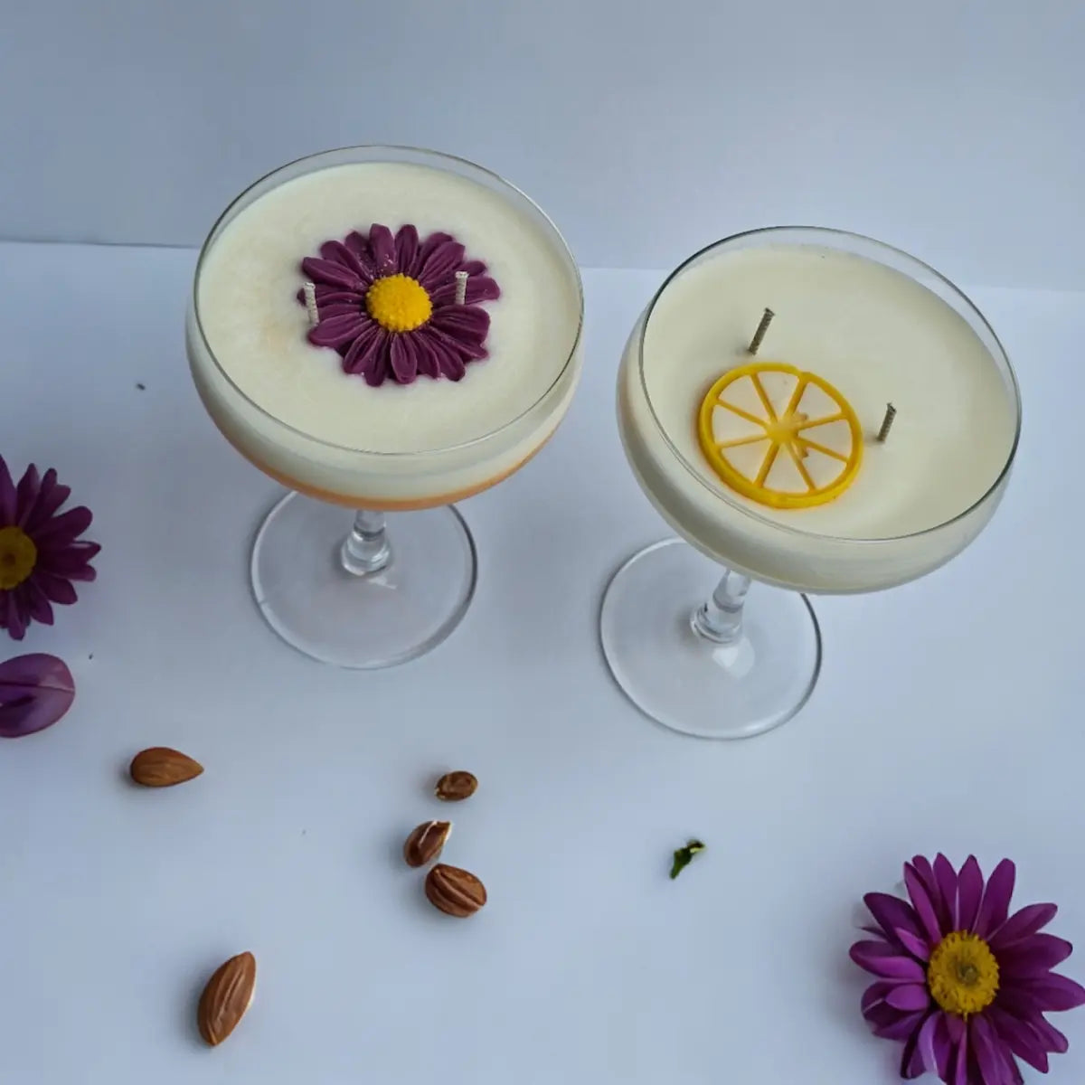 Handgemaakte geurkaars met bloemen en tropische geur – in cocktailglas