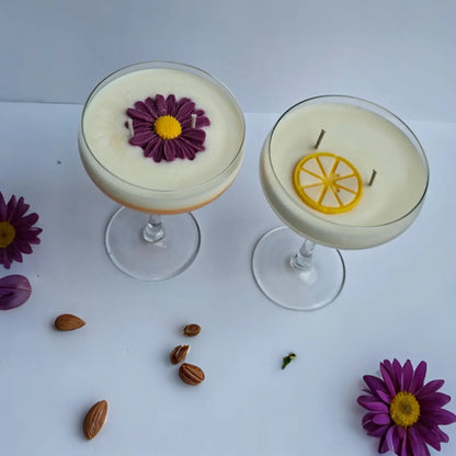 Handgemaakte geurkaars met bloemen en tropische geur – in cocktailglas