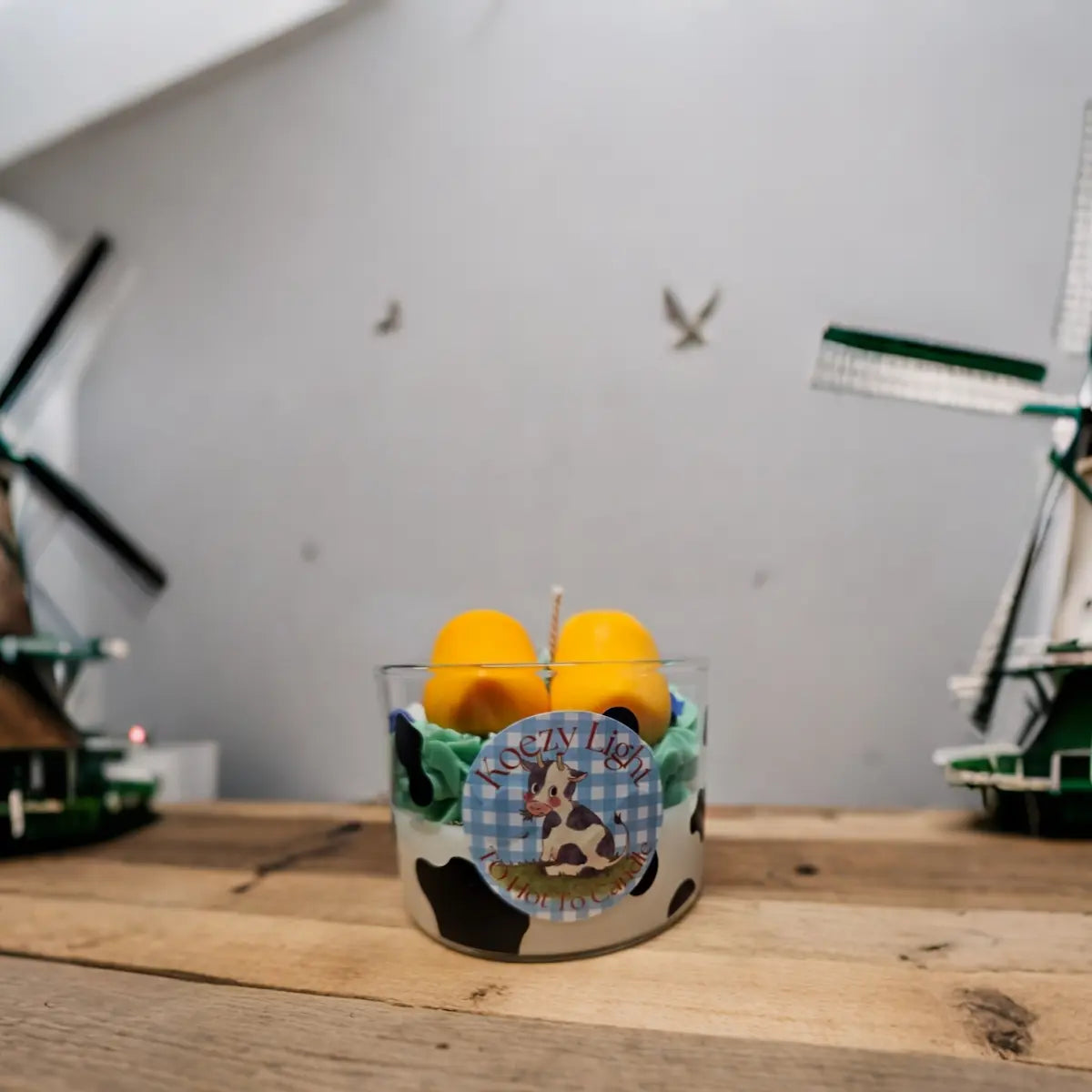 Decoratieve Koezy Light kaars met gele klompjes, speels en kleurrijk