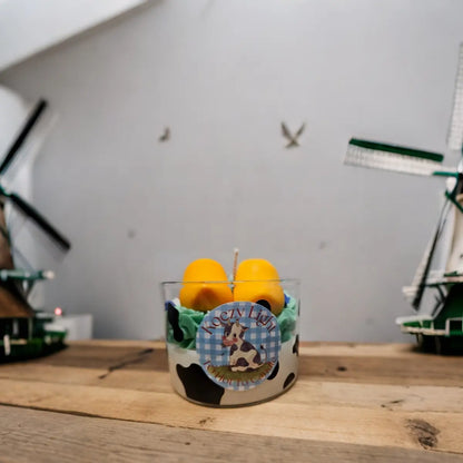 Decoratieve Koezy Light kaars met gele klompjes, speels en kleurrijk