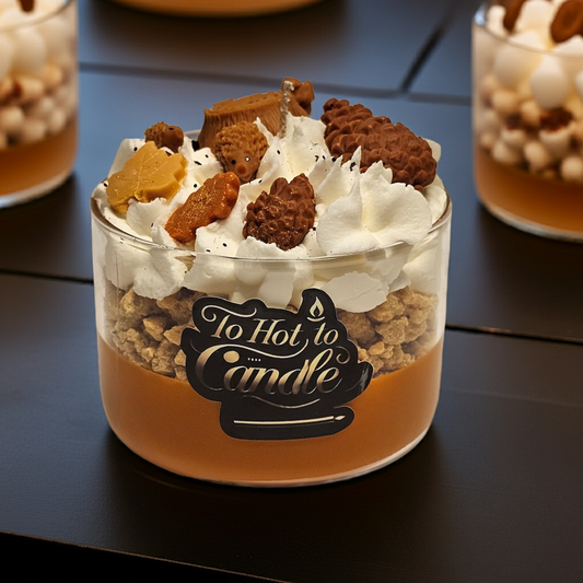 herfst geurkaars in glas met herfst decoratie opeen houten tafel