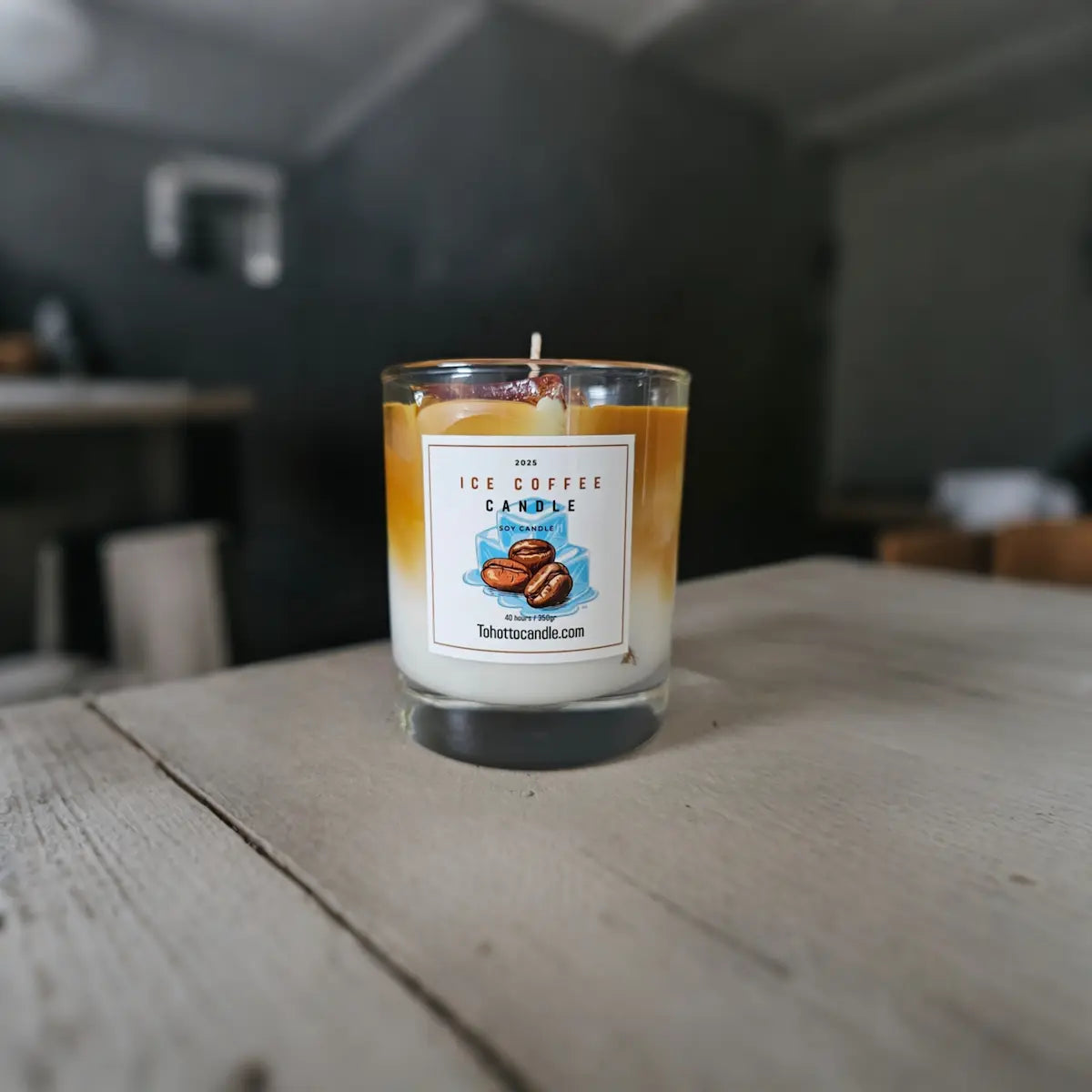 Ice Coffee soy candle met koffiebonen illustratie, op een rustieke houten tafel.