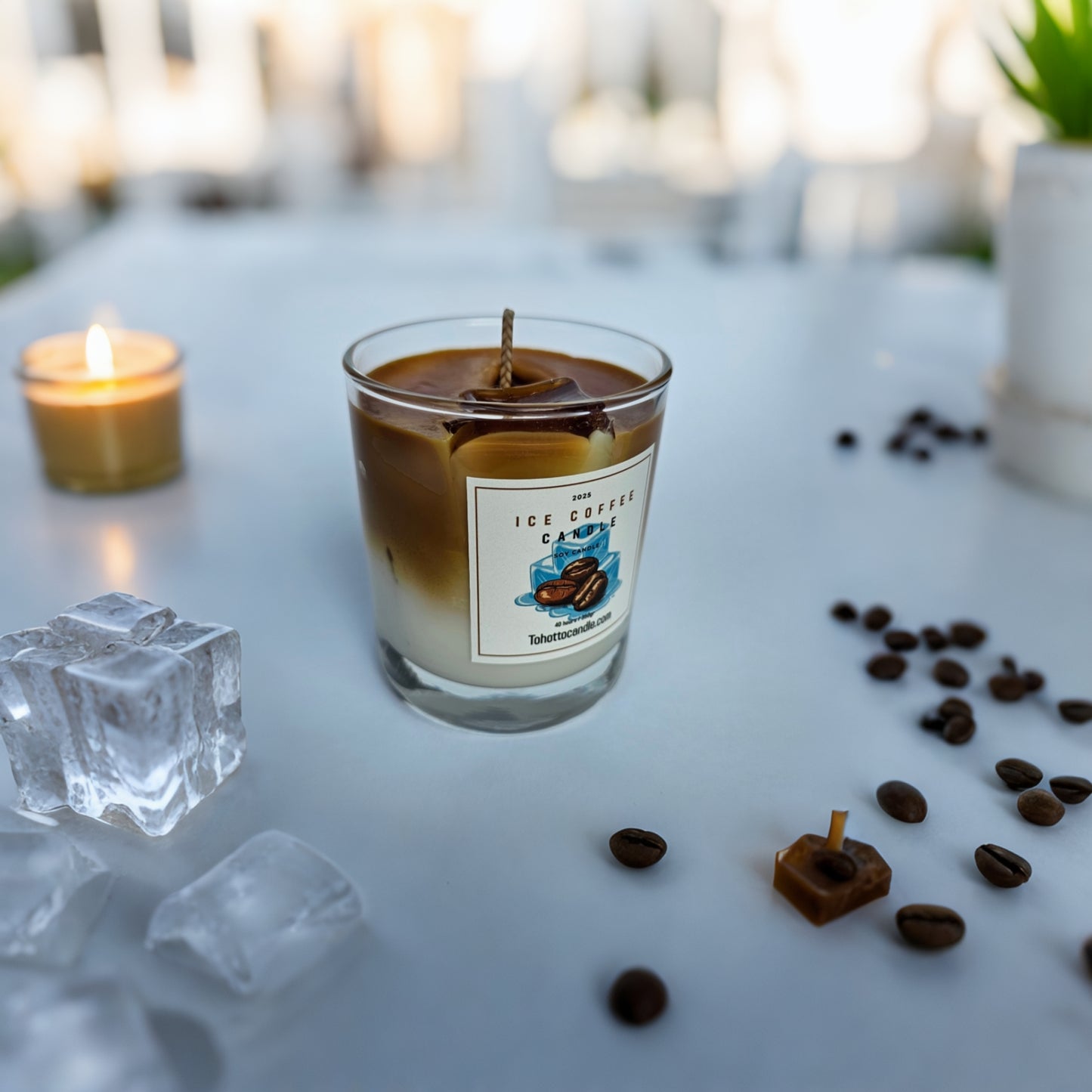 Ice koffie geurkaars met ijsblokjes en koffiebonen