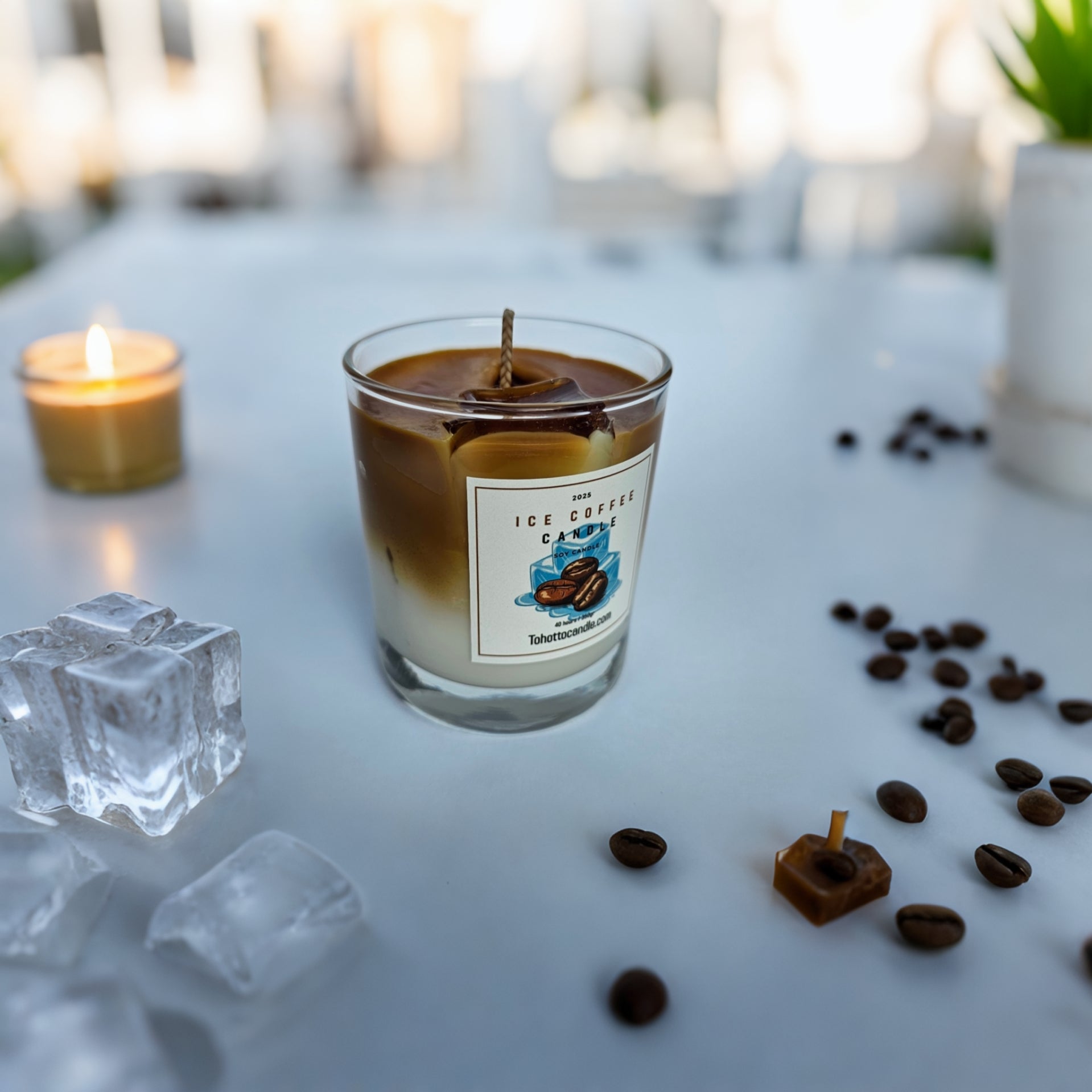 Ice koffie geurkaars met ijsblokjes en koffiebonen