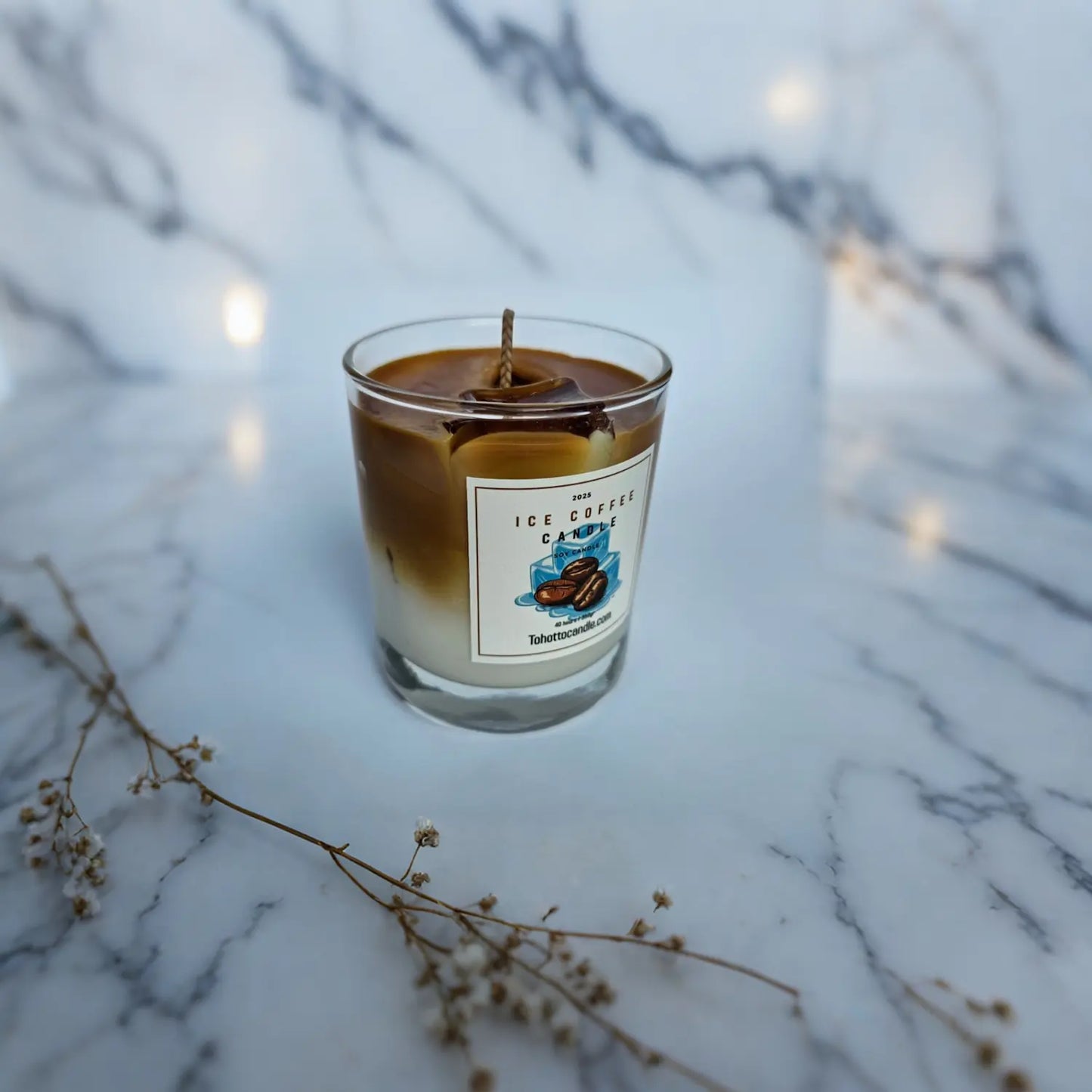 Ice Coffee sojawaskaars op marmeren achtergrond  luxe uitstraling en barista-geur