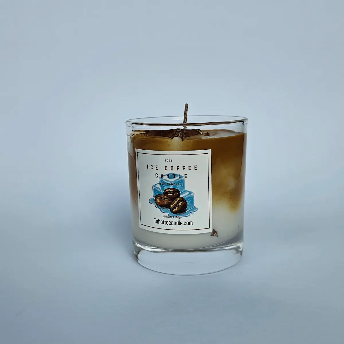Ice Coffee geurkaars in transparant glas op neutrale achtergrond